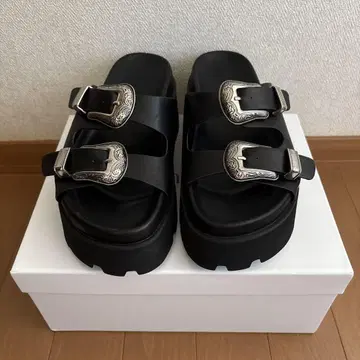 버클 장식 블랙 통굽 샌들