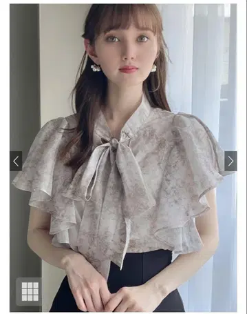 프릴 리본 포함 그레이 반팔 블라우스 꽃무늬 시어 보타이 프릴 블라우스