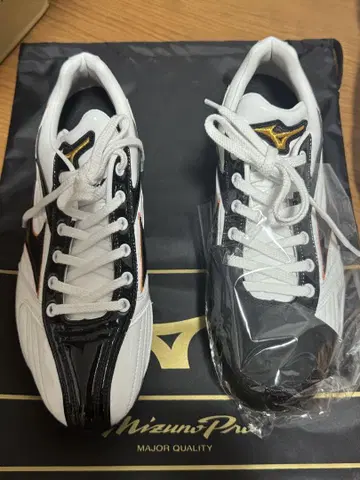MizunoPro 스파이크 슈즈 화이트 블랙 오렌지
