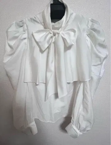 And Couture 플레어 케이프 카라 부착 보타이 블라우스