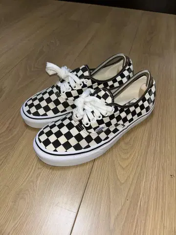 VANS 올드 스쿨 체커 스니커즈 블랙/화이트 26cm