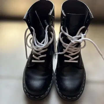 Dr. Martens 8 홀 부츠