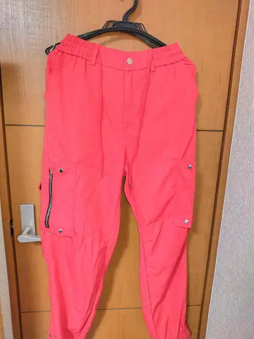 핑크 카고 팬츠 사이드 포켓 포함