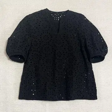 볼지 코튼 컷워크 레이스 퍼프 슬리브 블라우스 투모로우랜드
