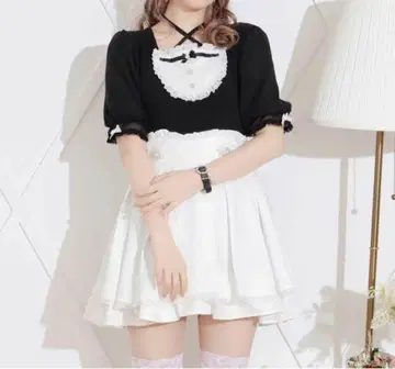 노에미 초커풍 레이스업 티셔츠