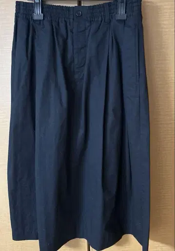 마가렛 호웰의 블랙 스커트