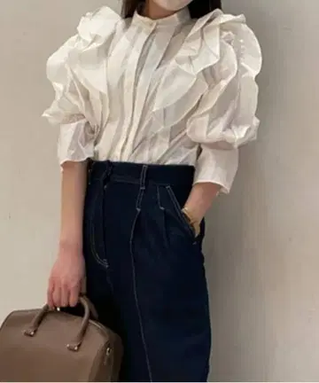 SNIDEL 프릴 장식 화이트 셔츠