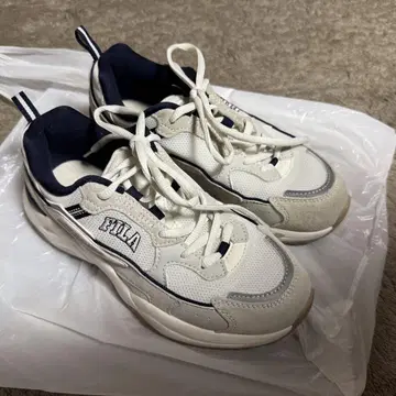 휠라 화이트 네이비 스니커즈