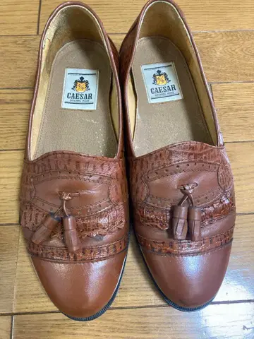 CAESAR 태슬이 달린 브라운 로퍼