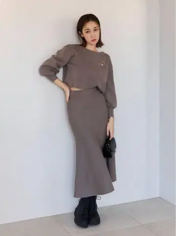 브로치가 달린 니트 셋업