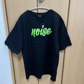 NOISE MAKER 블랙 로고 티셔츠