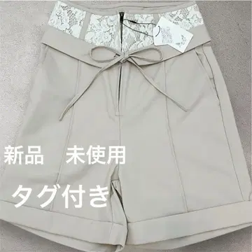 레이스 달린 베이지 숏팬츠