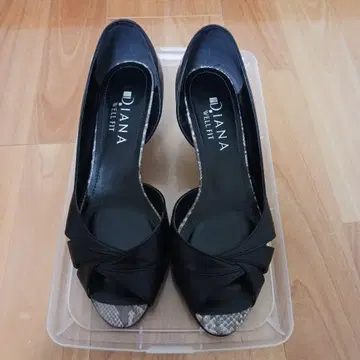 DIANA WELL FIT 오픈토 블랙 펌프스