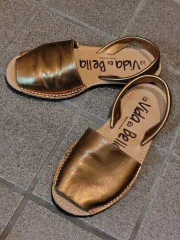 la Vida en Bella 메탈릭 골드 샌들 37