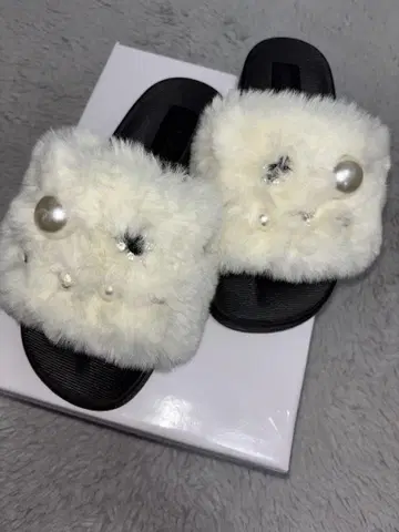 snidel 퍼 샌들 화이트 펄 장식
