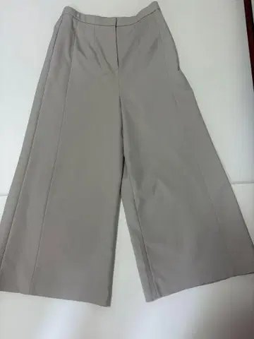 그레이가 가미된 베이지 와이드 팬츠