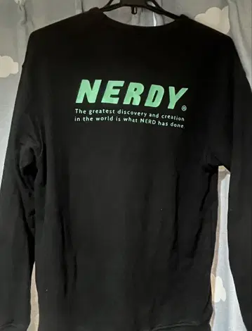 NERDY 블랙 맨투맨 티셔츠
