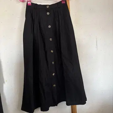 MOUSSY의 블랙 버튼 롱 스커트