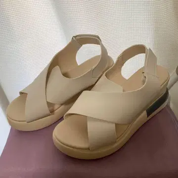 베이지 크로스 스트랩 컴포트 샌들