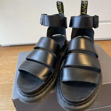 블랙 스트랩 샌들