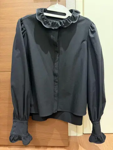 로지몬스터 프릴이 달린 블랙 긴팔 플라우스 사이즈 F