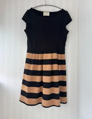 tocco closet 블랙과 베이지 스트라이프 반팔 원피스