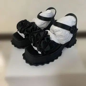 Enfold 미사용 새상품 프릴이 달린 블랙 샌들