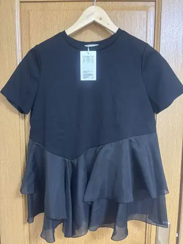 UNITED ARROWS 프릴 블랙 티셔츠 FREE