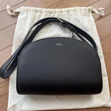 아페쎄 하프문 숄더백 엠보싱 가공 블랙