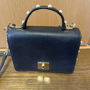 펄 장식 블랙 숄더백