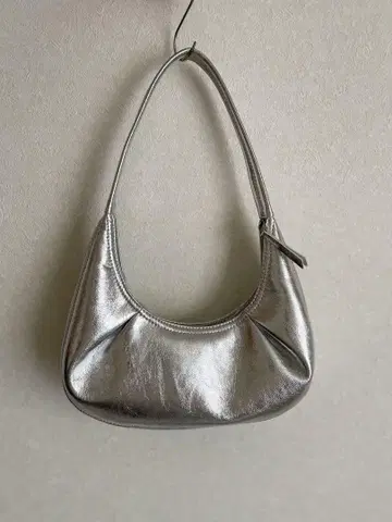 새상품급 ZARA 실버 오벌 백