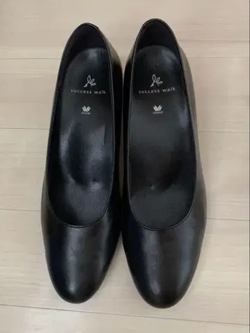 success walk 블랙 펌프스 25