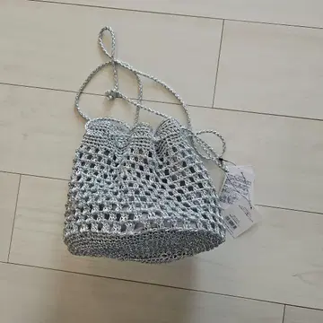 실버 메쉬 바스켓백