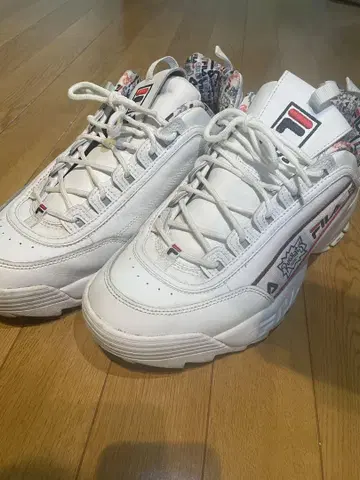 FILA 화이트 스니커즈