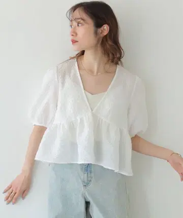 CLEIO V 넥 퍼프 슬리브 시어 반팔 블라우스