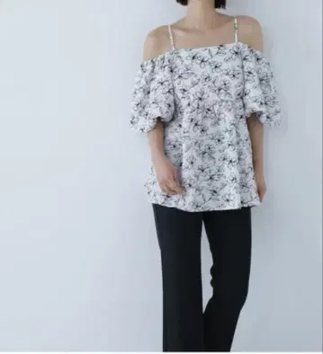 NATURAL BEAUTY BASIC 엠보 자카드 오프숄더 블라우스 M