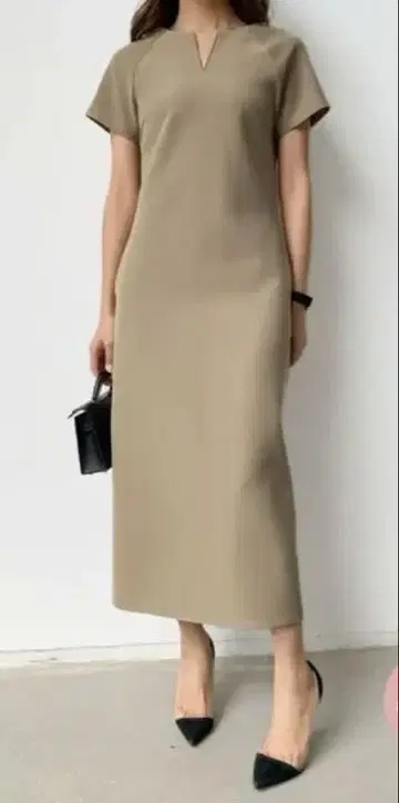 KEY NECK I LINE DRESS 블랙