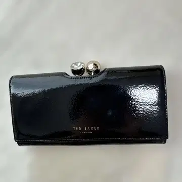 TED BAKER 블랙 장지갑 페이턴트 레더 비쥬 가마구치