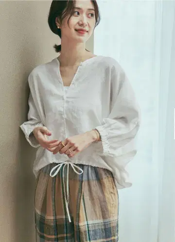 urban research doors 린넨 드로스트 돌먼 블라우스 화이트