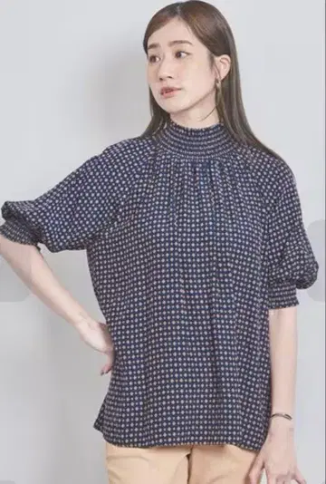 유나이티드 애로우즈 셔링 하이넥 블라우스