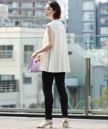화이트 슬리브리스 튜닉 플레어 실루엣