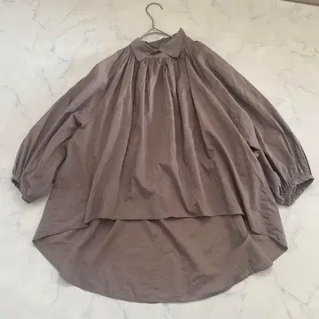 미즈이로 인드 개더 셔츠 블라우스 뒷면 버튼 비대칭 볼륨 소매