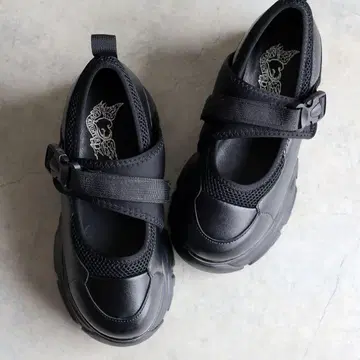 블랙 통굽 샌들 스트랩 포함