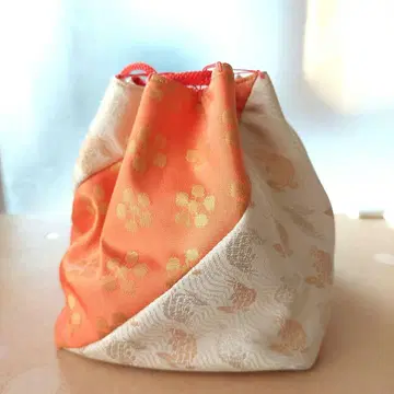기모노 가방 오렌지와 흰 꽃 무늬 복조리 가방