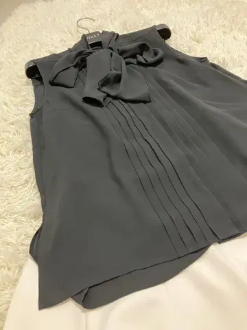 폭시 부티크 블랙 보타이 블라우스