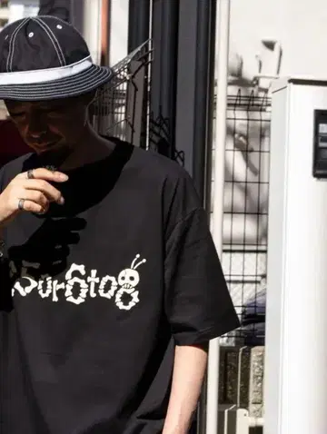 voo 25or6to8 HAPPY HOUR 티셔츠 블랙 Q