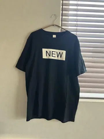 TOMMY 블랙 프린트 티셔츠 NEW STANDARD