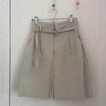 EMODA 에모다 인조 가죽 하프 팬츠 아이보리 S 미사용 택 포함