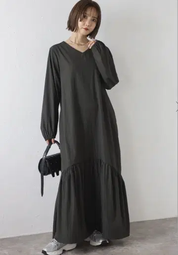 봉쥬르 사간 밑단 플레어 V 넥 원피스 롱 원피스 다나카 리나