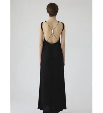 RIM.ARK Brass brooch dress 브라스 브로치 드레스